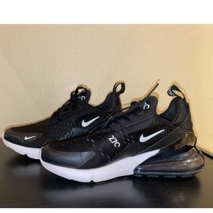 Nikes women’s air max 270 black